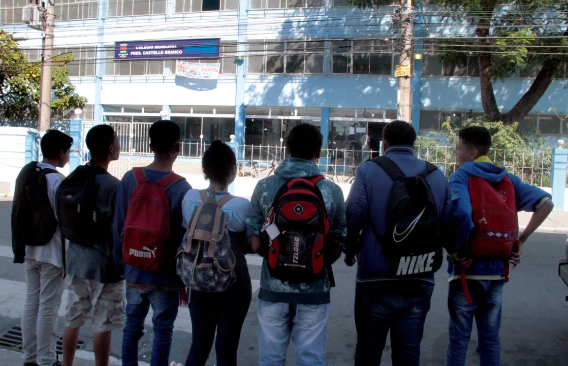 Alunos estão sem aulas de Português, Inglês e História