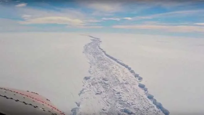 No momento, Antártida está no meio do inverno; a fenda que produziu o iceberg foi filmada no verão