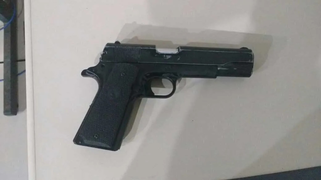 Na ação, PMs encontraram veículos roubados e réplicas de pistola