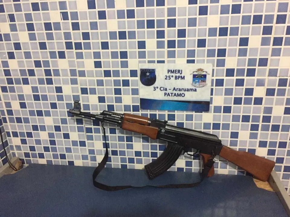 Segundo a polícia, réplica de fuzil estava dentro de uim galão