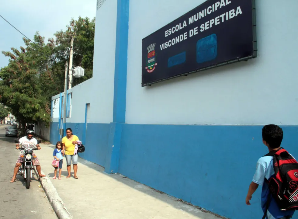 Escola Municipal São Miguel tem problemas de estrutura e portão de entrada está pichado