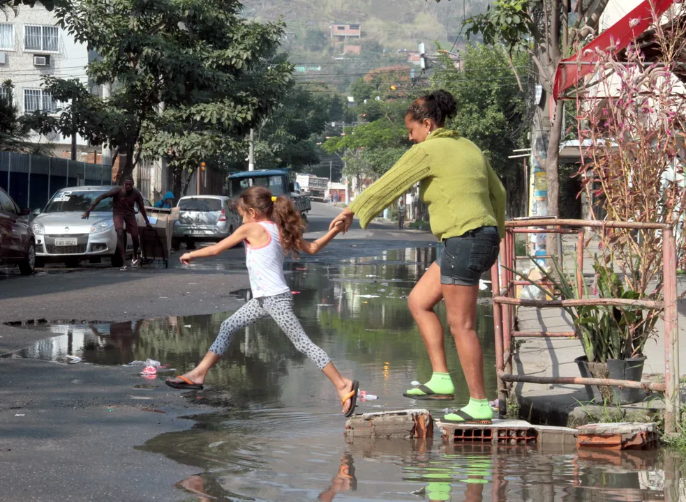 Imagem ilustrativa da imagem Vazamentos deixam moradores preocupados na Rua Maria Rita
