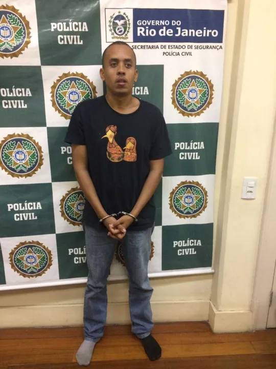 Contra o suspeito, existia um mandado de prisão por tráfico