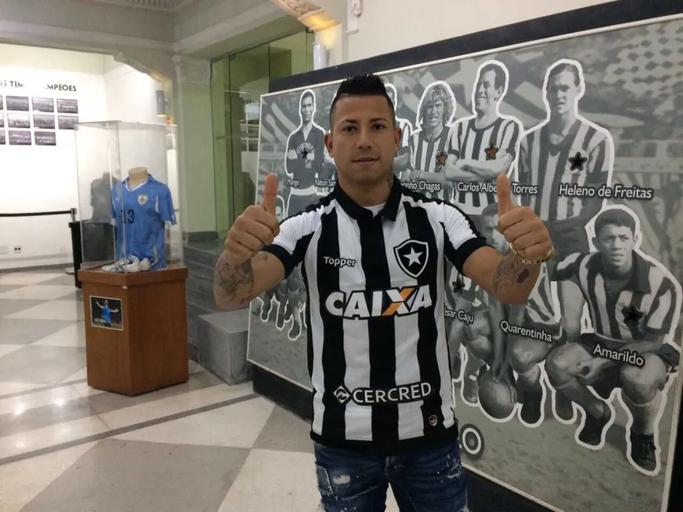 Valencia também era pretendido pelo Vasco mas optou pelo Bota