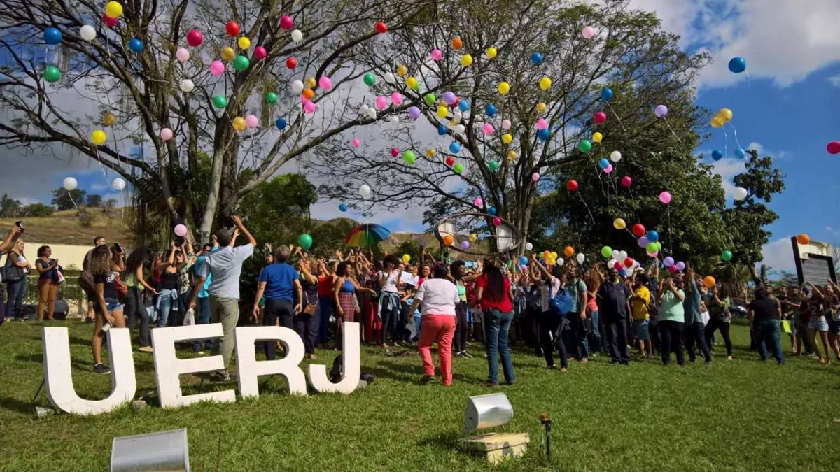 Após o protesto, os universitários soltaram balões coloridos