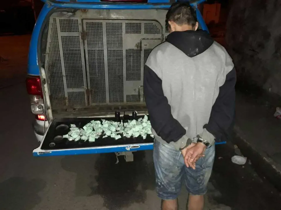 Imagem ilustrativa da imagem Homem é preso com drogas e granada no Jardim Catarina