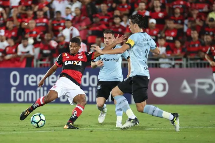 Flamengo impõe ritmo de jogo mas perde pela primeira vez em seu ‘caldeirão’ na Ilha do Urubu