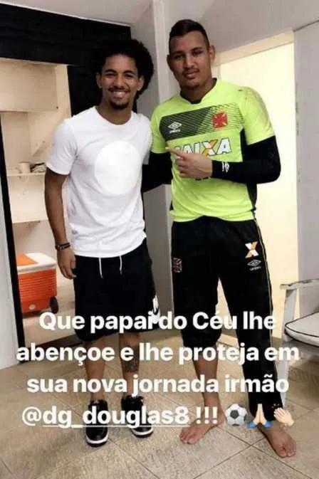 O goleiro reserva Gabriel Felix registrou a despedida de Douglas