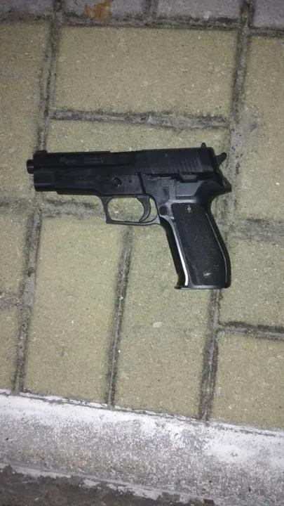 Além da arma de binquedo, rapazes estavam com drogas