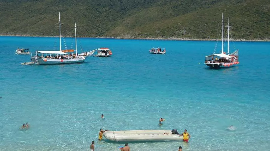 Famoso pela prática de mergulho, o mar cristalino também é um convite para os passeios de barco