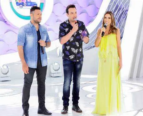 O programa Eliana deste domingo (16) recebe os sertanejos João Bosco e Vinícius no quadro  “Flores Delivery”, onde Patricia Abravanel sai com a dupla para fazer entregas. A atração continua com muita emoção no quadro “Quer Casar Comigo?” com pedidos de casamento pra lá de românticos. E no “Rola ou Enrola?” os rapazes solteiros mais divertidos e criativos da TV estão na esteira e querem conquistar as garotas, e vão receber uma forcinha de MC Guimê. O programa Eliana vai ao ar às 15h. 
