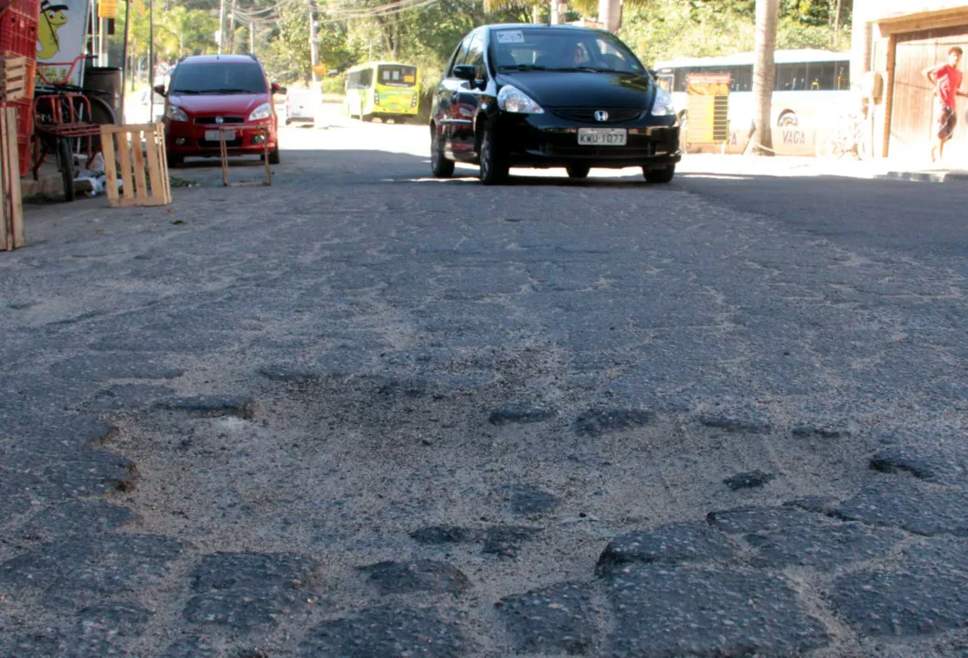 No caminho de quem precisa circular pela RJ-100, conhecida como Estrada Velha de Maricá, existem várias crateras no asfalto