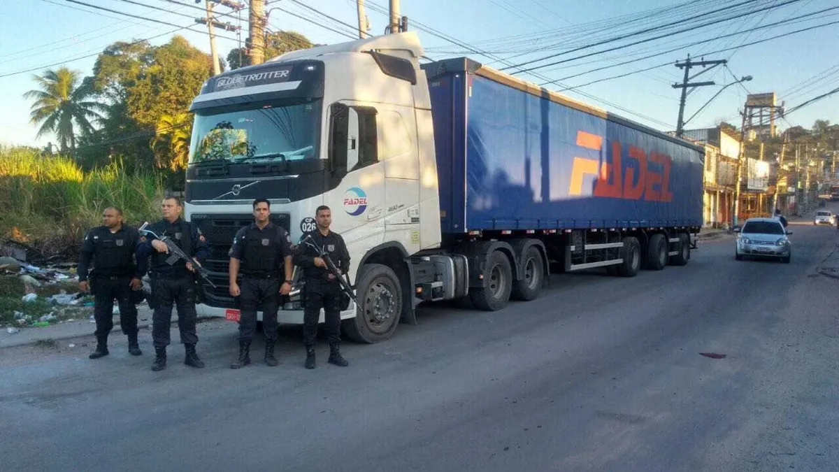 Agentes encontraram carreta com bebidas no bairro Apolo III