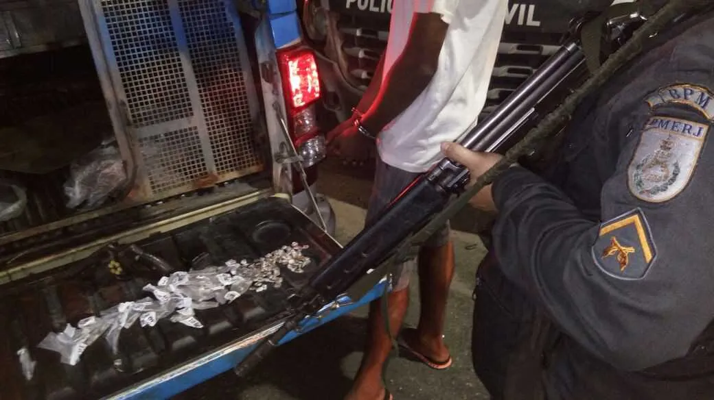 Preso no Capote com arma e drogas
