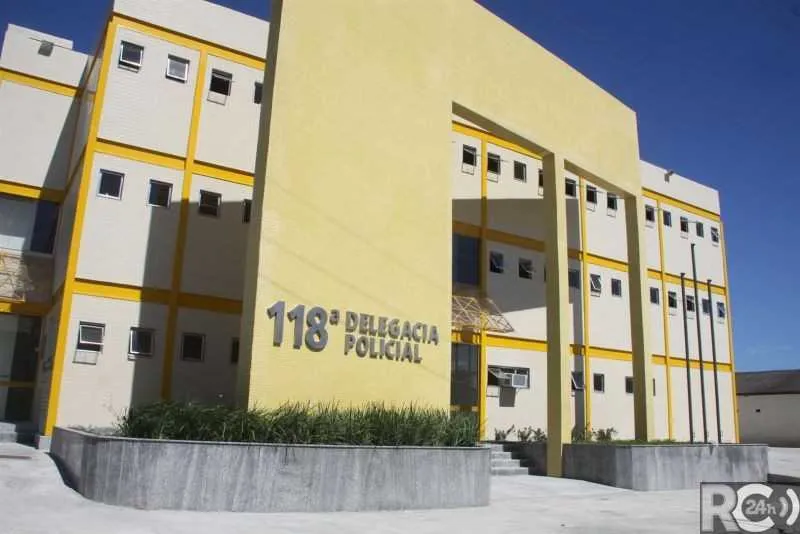 Policiais civis investigam se o crime foi motivado por dívida contraída por uma as vítimas