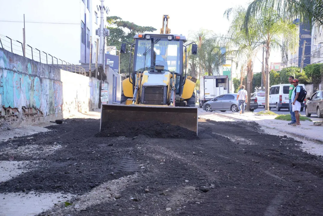 Funcionários realizam obras no Centro de São Gonçalo