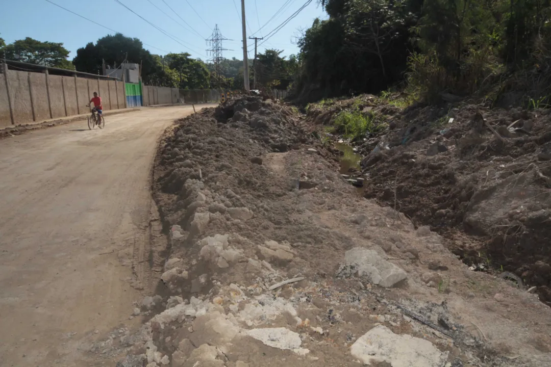 Rua Manoel Duarte nunca recebeu asfalto e está sem lâmpadas