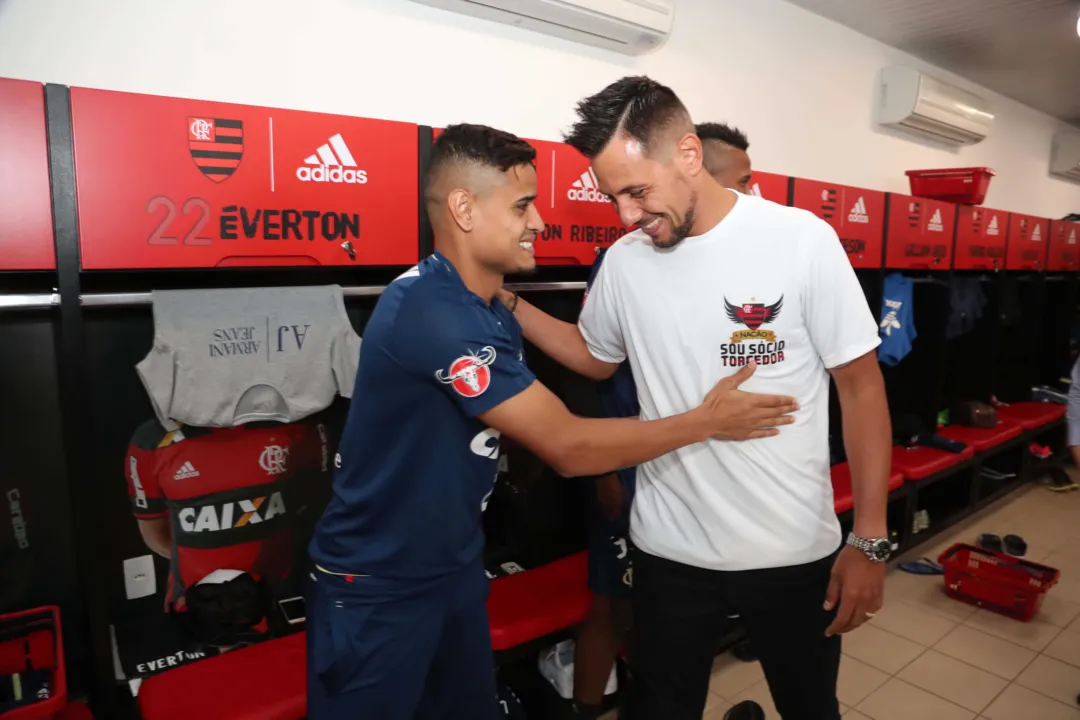 O goleiro foi apresentado aos companheiros do novo clube