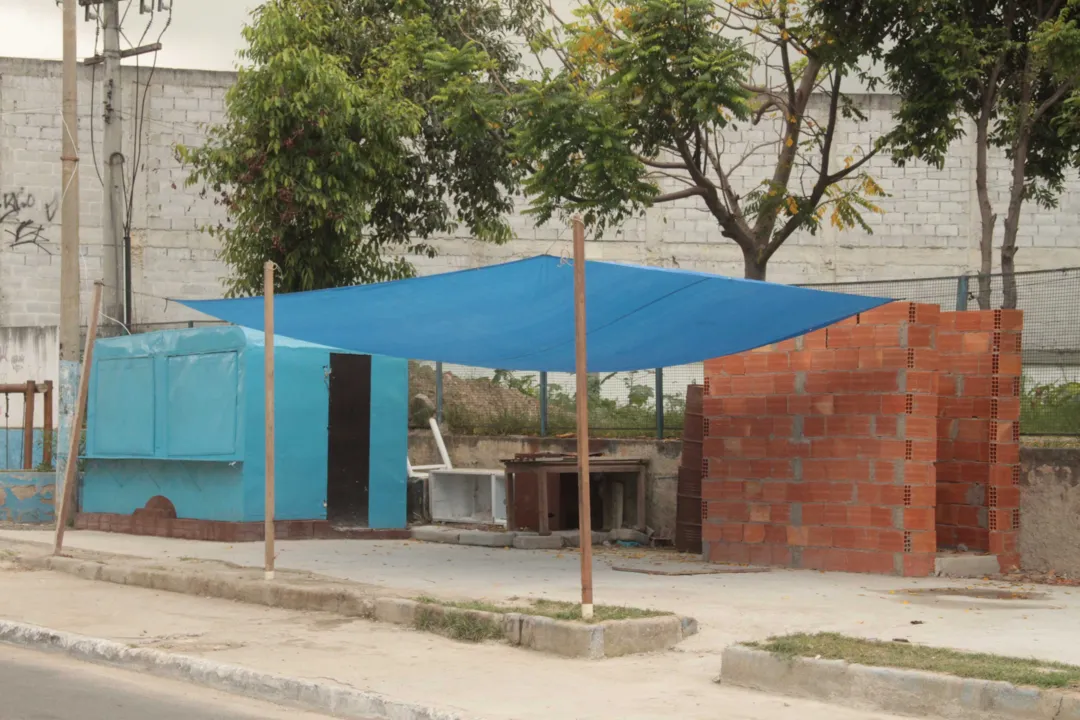 Proprietário está construindo banheiro em espaço público