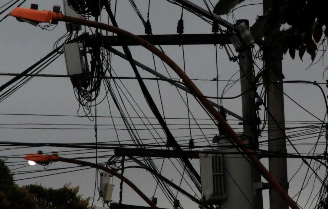 Em um trecho da rua, apenas uma lâmpada fica acesa 24h