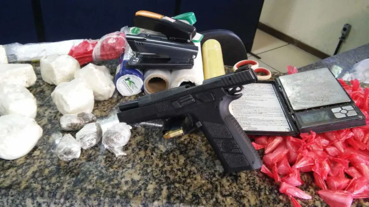 PMs apreenderam uma pistola, munições, cocaína e maconha