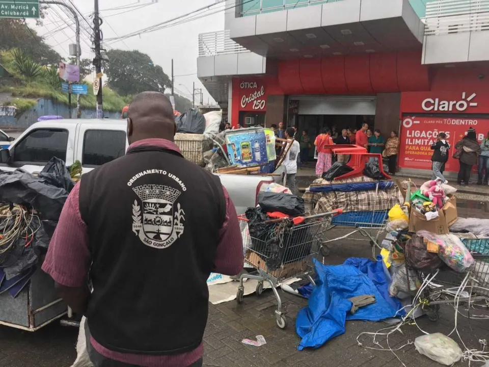 A ação teve como foco os camelôs que comercializavam cds e dvds piratas, além de cigarros e óculos, pela região do Alcântara