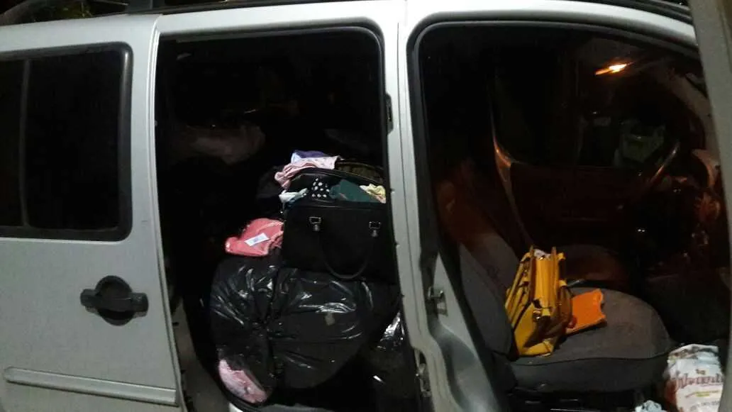 Em Búzios, suspeitos foram flagrados por militares com carro roubado e pertences das vítimas