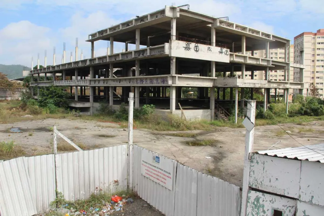 Empresário de São Gonçalo colocou faixa em frente a construção da unidade de saúde, que começou a ser construída, mas está abandonada e sendo usada por moradores em situação de rua