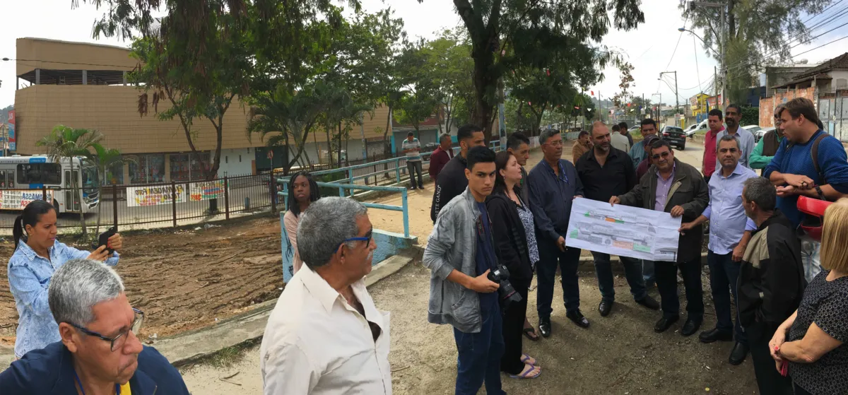 Prefeito esteve na praça com secretários na manhã de ontem