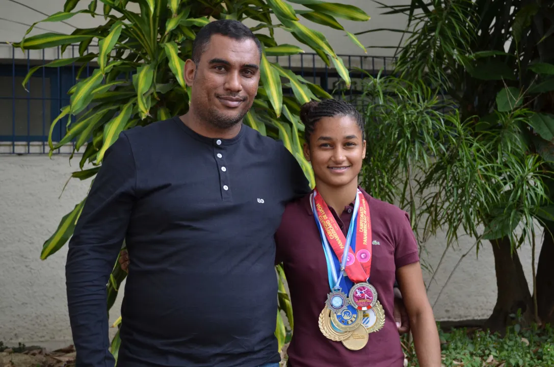 O técnico Bira Fernandes posa orgulhoso com a sua ‘pupila’