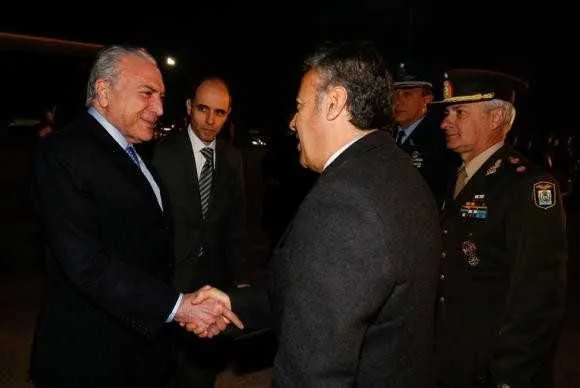 Temer é recepcionado ao chegar em Mendoza, na Argentina, para a reunião do Mercosul