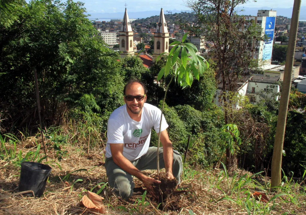 O biólogo gonçalense Marcos Dias realiza projeto de reflorestamento no Morro da Matriz há 15 anos