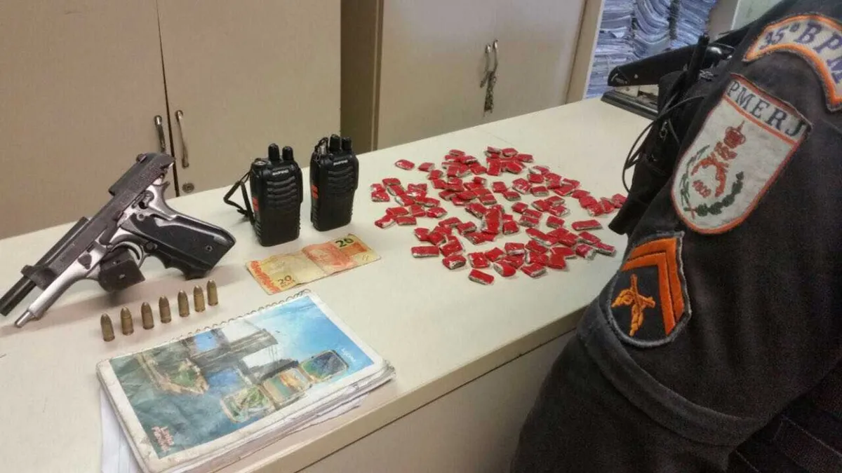 Com o acusado, policiais apreenderam uma arma e drogas