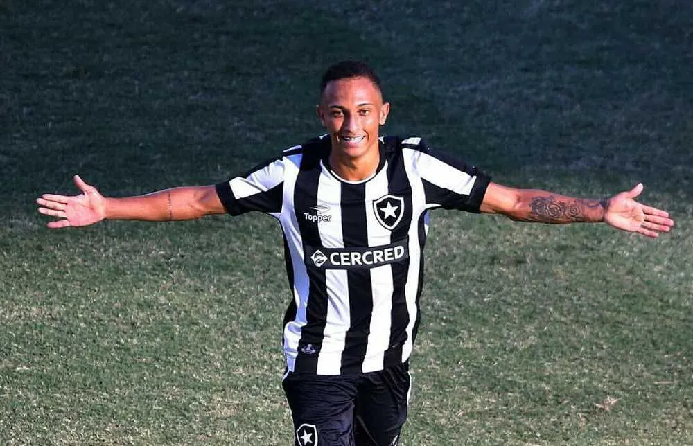 Lucas Campos foi relacionado pela primeira vez nos profissionais