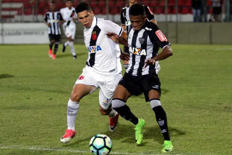 Paulinho foi o grande nome do jogo, com dois belos gols