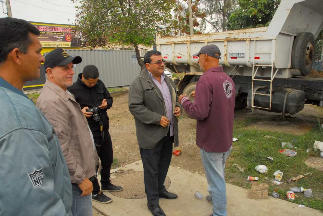 Prefeito visitou as revitalizações da Praça Chico Mendes, Alcântara; e da Vila Olímpica, Colubandê