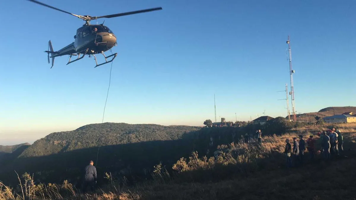 Policiais usaram um helicóptero para resgatar a menina, que ficou presa em galhos de árvores