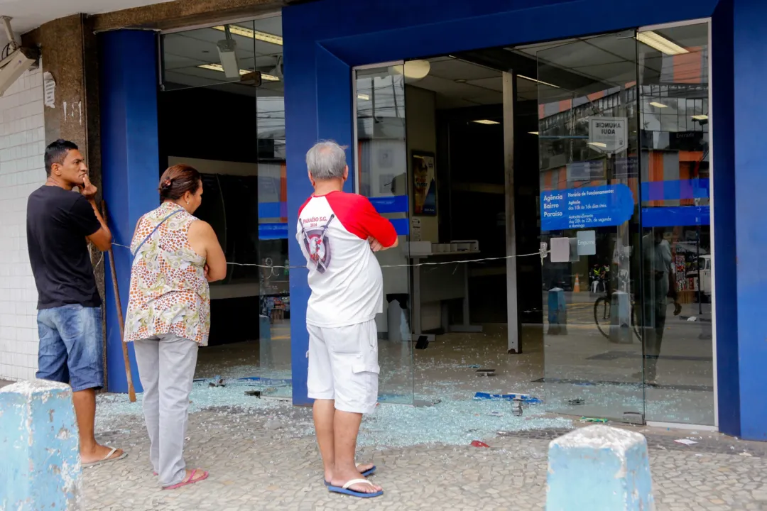 De acordo com as primeiras informações da Polícia Federal (PF), os bandidos utilizaram a mesma estratégia da última terça-feira, mas acabaram surpreendidos por PMs