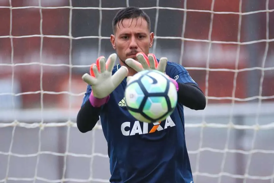 Diego Alves não jogará, mas treinou e foi um dos destaques