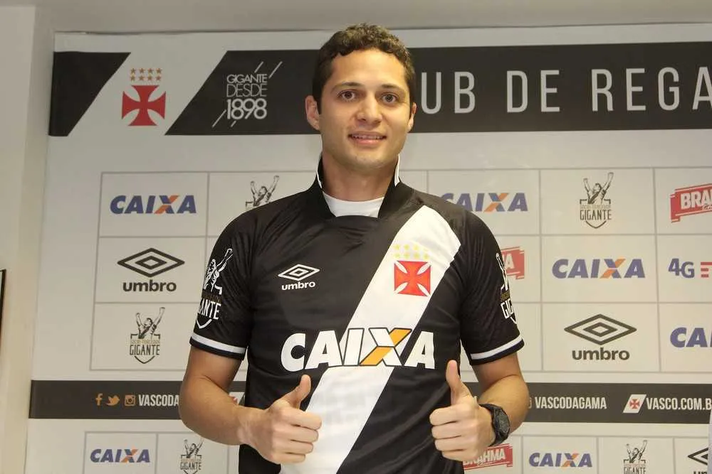 O zagueiro Anderson Martins foi apresentado oficialmente na sede do clube, em São Januário