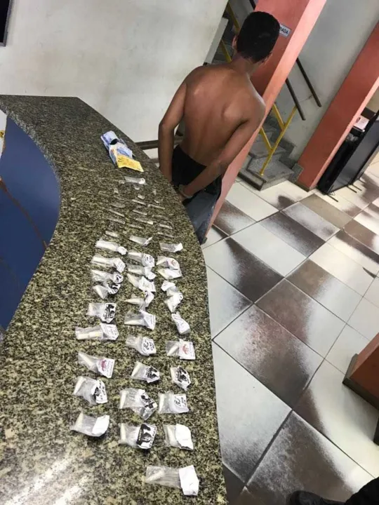 Jovem foi detido enquanto vendia drogas no Apolo II