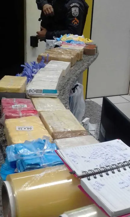 Além das drogas, PMs apreenderam material para endolação
