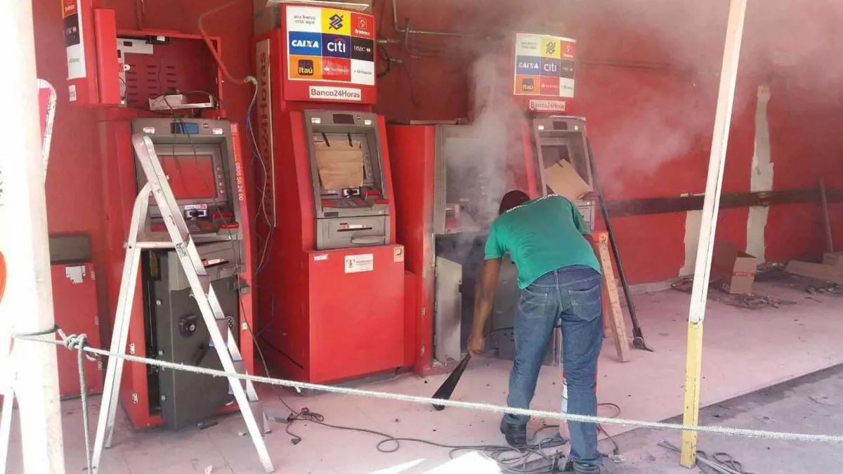 Caixa pegou fogo durante a sua remoção, ontem, em Alcântara
