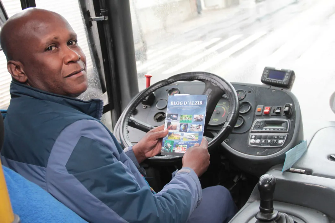 Imagem ilustrativa da imagem Uma viagem pela leitura OSG distribui livros a passageiros de ônibus