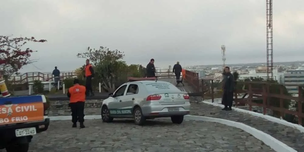 Agentes acolheram pessoas em situação de rua e iniciaram processo de limpeza no local