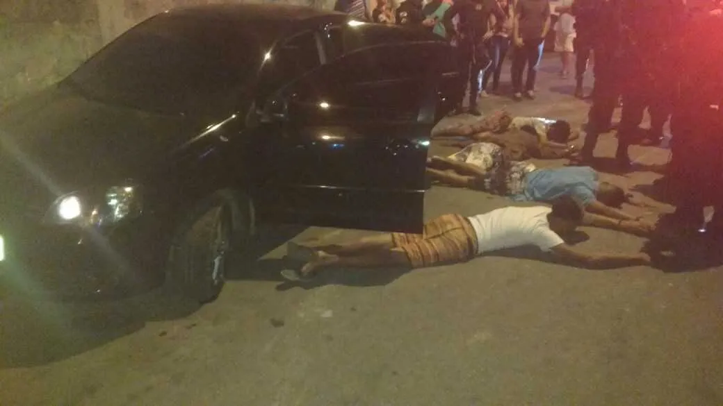 No Rocha, grupo foi flagrado com revólver e carro roubado