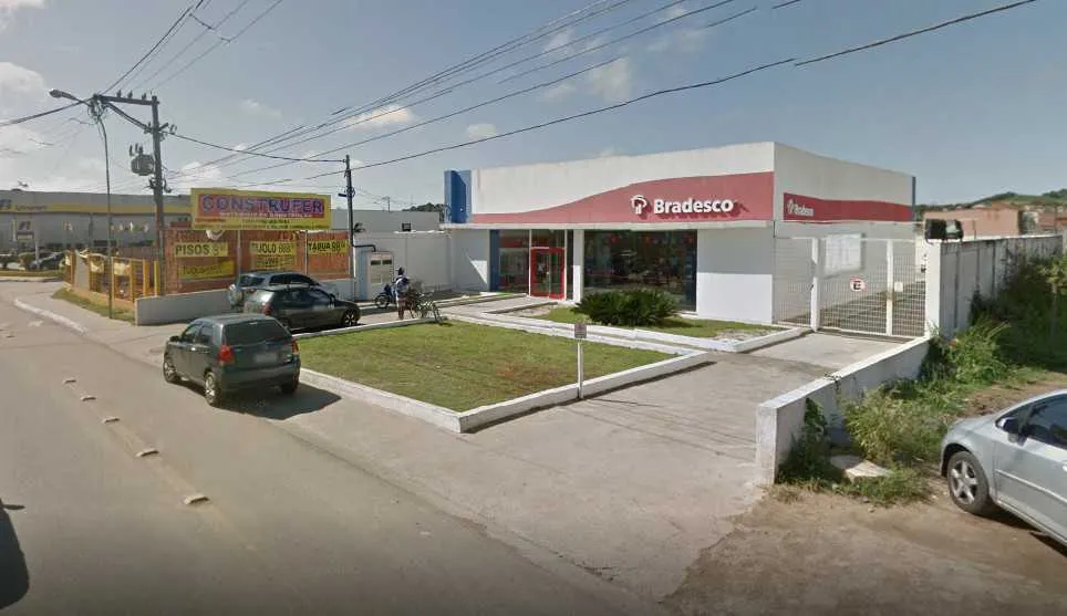  Segundo a polícia, bandidos pularam o muro dos fundos da agência, quebraram as grades e conseguiram acessar a sala do cofre