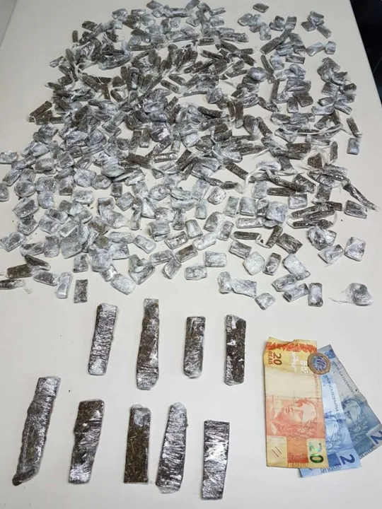 Trio estava com 427 buchas de maconha e tabletes da droga
