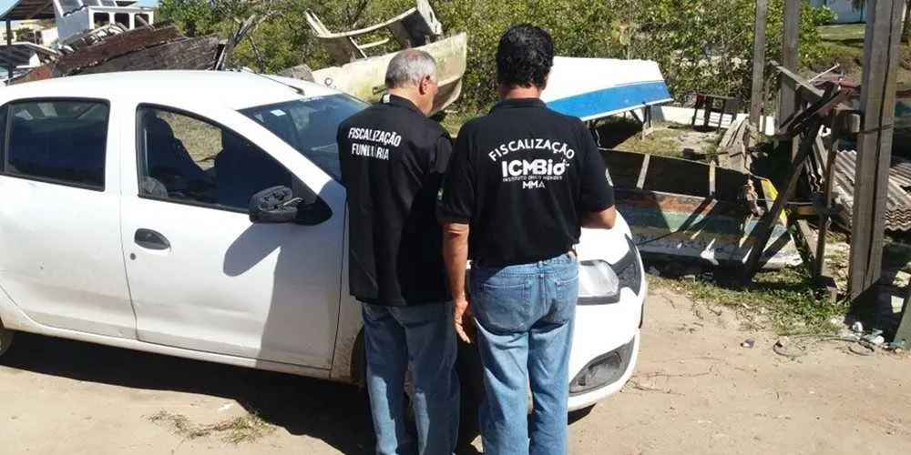 Na operação, cercas de parcelamento ilegal foram retiradas e uma casa em início de construção foi demolida pelos agentes