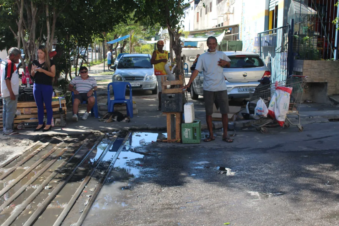 Água suja escorre pela Rua Monteiro Lobato, em Estrela do Norte